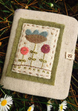 Load image into Gallery viewer, Little Flower Needlebook
