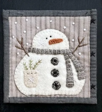 Load image into Gallery viewer, Quilt Mini Snowman
