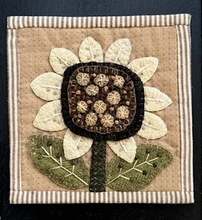 Load image into Gallery viewer, Quilt Mini Sunflower
